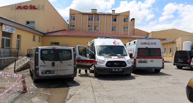 Ağrı’da minibüs devrildi: 37 kaçak göçmen yaralı