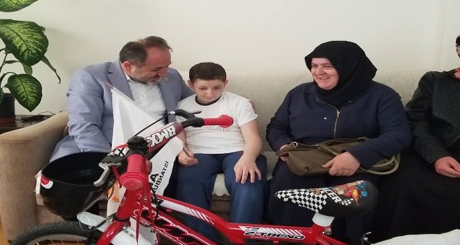 Bisikleti çalınan kanser hastası çocuğu Milletvekili Demir’den sürpriz hediye