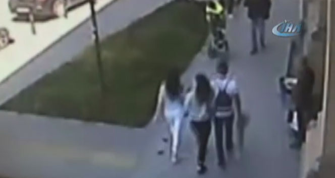 Beyoğlu&#039;nda yürüyen kadına saldırı kamerada