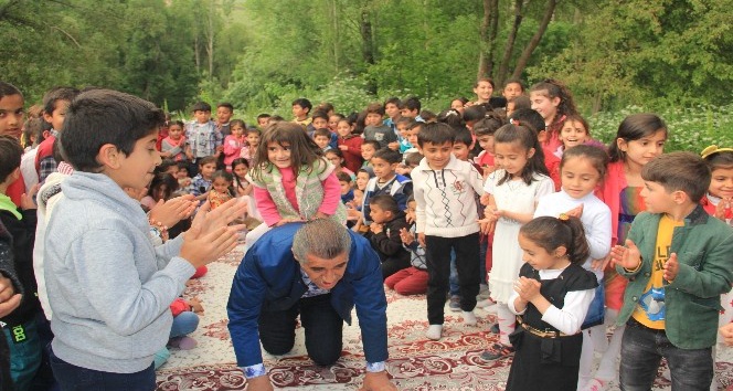 Çocukları sırtında taşıyan türkücü Aydın Aydın ezilme tehlikesi geçirdi