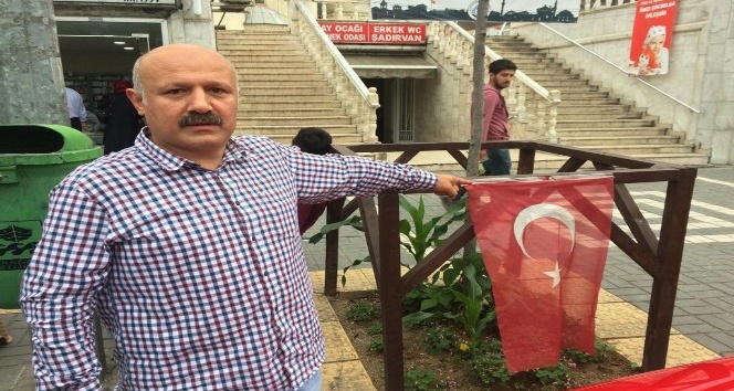 Trabzon’da Türk bayrağını alıp yere atan şahıs güvenlik kameralarına yansıdı