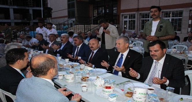 Bakan Demircan Amasya’da vatandaşlarla iftar yaptı