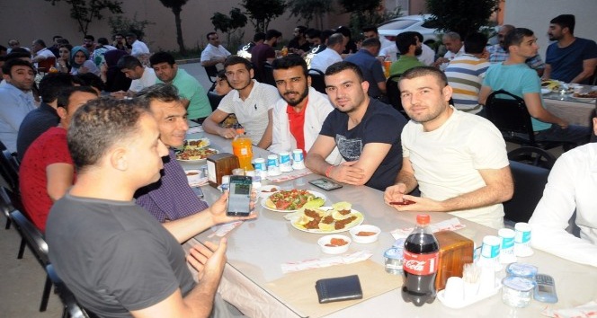 Cizre’de hastane personeli iftar sofrasında bir araya geldi