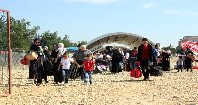 Suriyelilerin vatan hasreti sıcaklık dinlemiyor