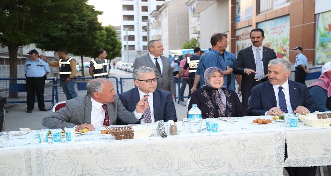 Bakan Arslan, Niğde Belediyesinin mahalle iftarına katıldı