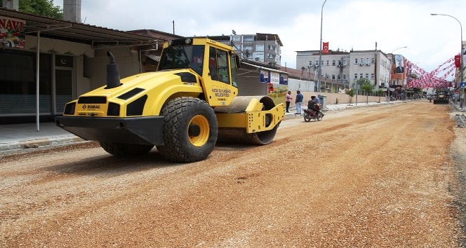 Erzin’de yol bakım ve asfalt çalışması