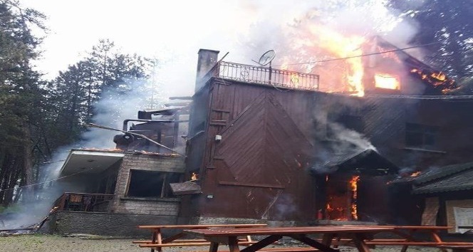Tosya Tabiat Parkı Dipsiz Göl tesislerinde yangın