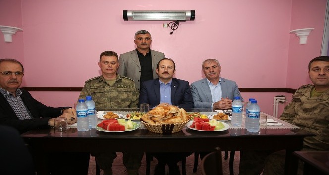 Vali Ali Hamza Pehlivan Konursu Köyü’nde iftara katıldı