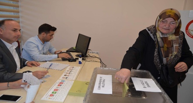 Doğu Karadenizli gurbetçiler Trabzon Havalimanı’nda oy kullanmaya başladı