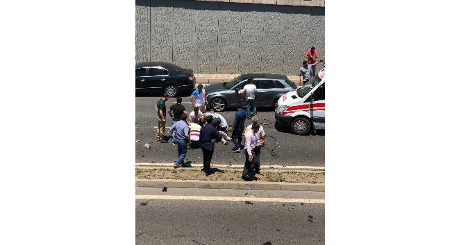 Diyarbakır-Şanlıurfa yolu üzeri Kadın Doğum ve Çocuk Hastanesi önündeki köprülü kavşakta otomobil, ticari taksi ve yolcu otobüsünün karıştığı trafik kazasında 2 kişi hayatını kaybetti, 2’si ağır 5 kişi yaralandı.