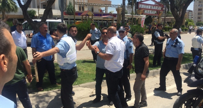 Adana&#039;da toplu taşımacıların taşlı sopalı silahlı kavgası