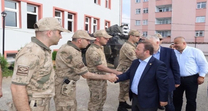Milletvekili Öztürk, iki teröristin etkisiz hale getirildiği ilçedeki askerleri ziyaret etti
