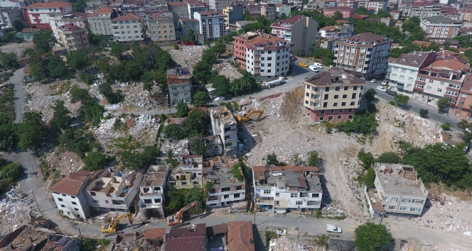 Gaziosmanpaşa’da 23 binanın yıkım anı havadan görüntülendi