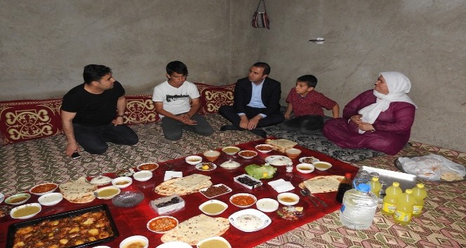 Başkan Bedirhanoğlu, vatandaşın evinde iftar yaptı