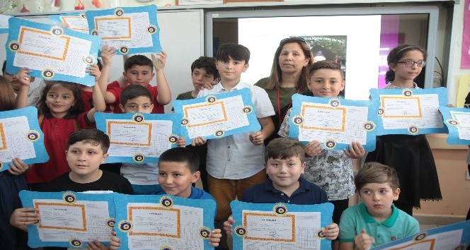 Öğrenciler karne sevincini yaşadı