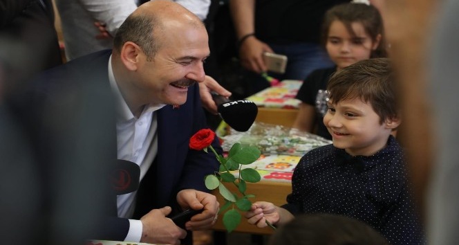 Bakan Süleyman Soylu, okuduğu ilkokulda öğrencilere karne dağıttı