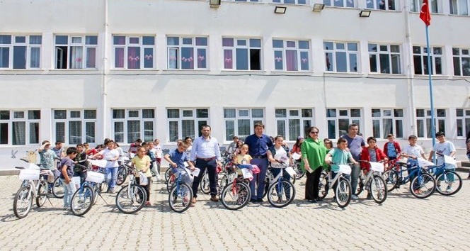 Başkan Taşkın öğrencilere bisiklet dağıttı