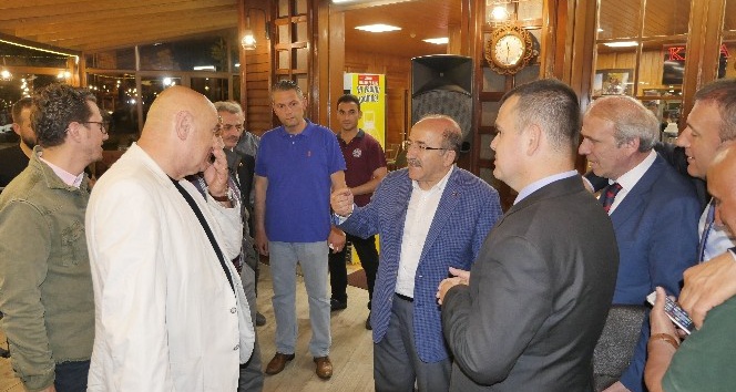 Gümrükçüoğlu gazetecilerle sohbet toplantısı gerçekleştirdi