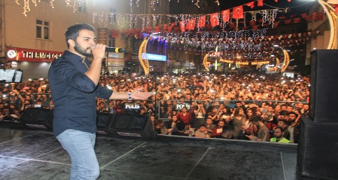 Sanatçı Yusuf Güney Hakkari’de konser verdi