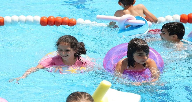 Bayraklılı çocukların havuz keyfi