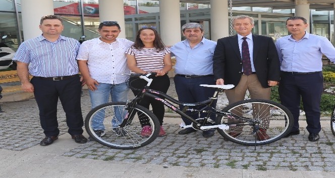 Başkan Uysal, en çok kitap okuyan öğrenciye bisiklet hediye etti