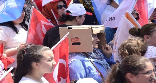 Cumhurbaşkanı Erdoğan’ın Denizli mitinginden gülümseten görüntü