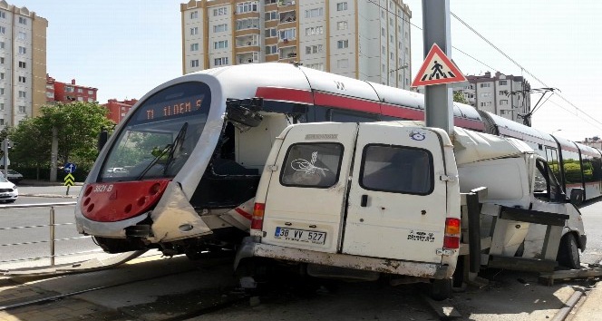 Minibüs ile tramvay çarpıştı: 1 yaralı