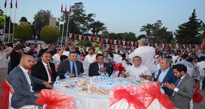 Aliağa’da MHP’den bin 500 kişiye iftar