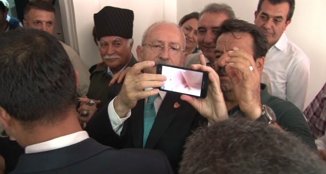 Kılıçdaroğlu’nun selfie çekme mücadelesi