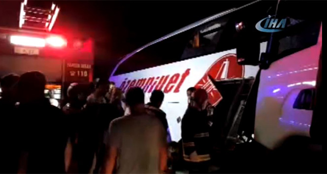 Arıza yapan yolcu otobüsüne tır arkadan çarptı: 2 ölü