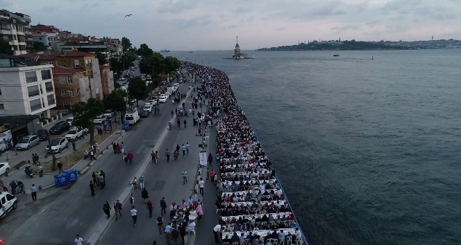 Kız Kulesi manzaralı 2 kilometrelik dev iftar sofrası hayran bıraktı