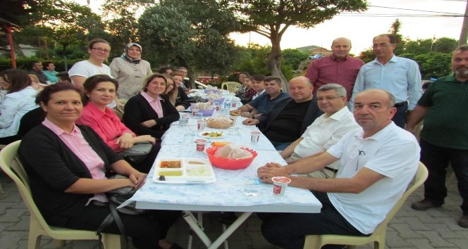 Biga’da Güleçköy Köyü Muhtarlığı bin kişiye iftar yemeği verdi
