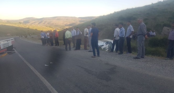Kaza yapan aracın şoförü ve yolcuları köylüler tarafından kurtarıldı