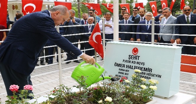 Cumhurbaşkanı Erdoğan, kahraman Ömer Halisdemir’in mezarını ziyaret etti