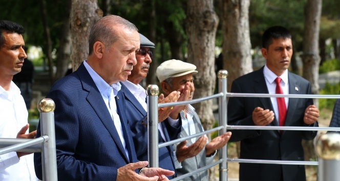 Cumhurbaşkanı Erdoğan, Ömer Halisdemir&#039;in mezarını ziyaret etti