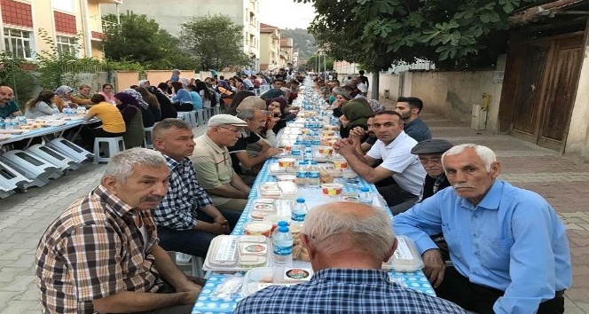 Taşova Belediyesi 7 mahallede 5 binden fazla kişiye iftar verdi