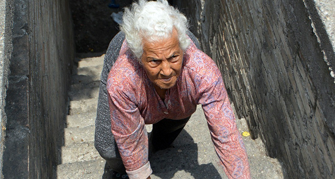 90 yaşındaki kadının yaşlılık maaşını torunu çaldı