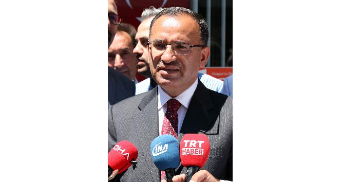 Bekir Bozdağ: “Sayın İnce dürüst bir siyasetçi gibi davranmalı Türkiye’den özür dilemelidir”