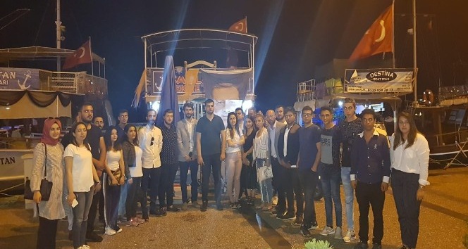 AK Parti’li gençler Foça’da iftar yemeğinde buluştu