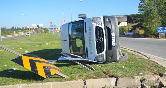 Bilecik’te yolcu midibüsü devrildi; 3 yaralı
