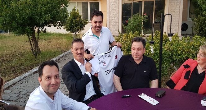 AK Parti İzmir Milletvekili adayı milli futbolcu Alpay Özalan Tire’de vatandaşlarla buluştu