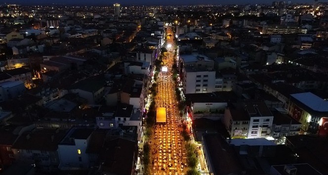 Uşak’ta 30 bin kişi birlikte iftar yaptı