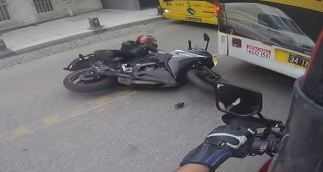 (Özel) İstanbul’da motosikletli kadın sürücü ölümden kıl payı kurtuldu