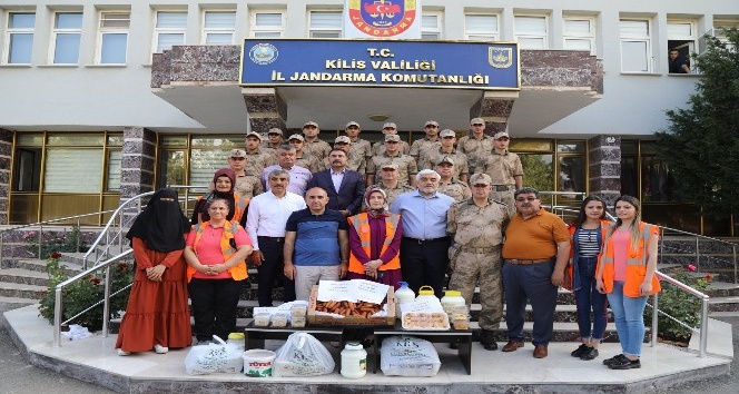 Sınırda görev yapan Mehmetçiğe ev yemeği