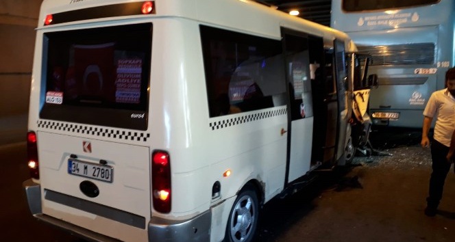Fatih’te minibüs ile özel halk otobüsü çarpıştı: 10 yaralı