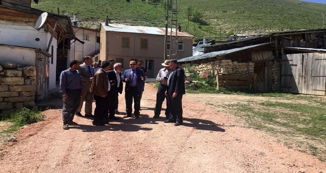 Vali Pehlivan Kopuz ve Hacıoğlu köylerinde asfalt çalışmalarını inceledi