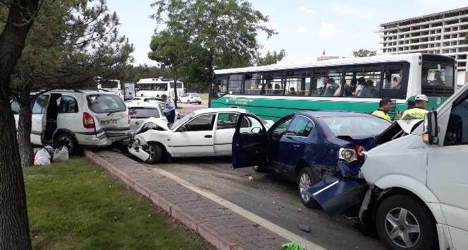 Kayseri’deki zincirleme trafik kazasında 8 araç birbirine girdi
