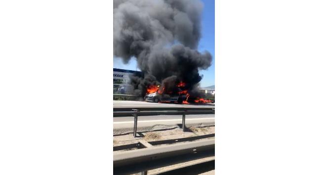 TEM Otoyolu’nda minibüs alev alev yandı