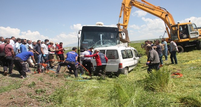 Kamyonetle yolcu otobüsü çarpıştı: 1 ölü, 11 yaralı