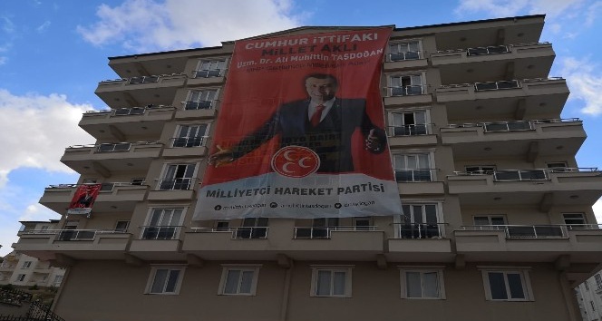 Gaziantep’te binalar MHP bayraklarına büründü